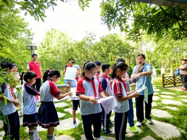 天臣配资 济南森林公园开课“植物有‘茎’喜”  小学生探秘植物奥秘玩转枯枝创艺